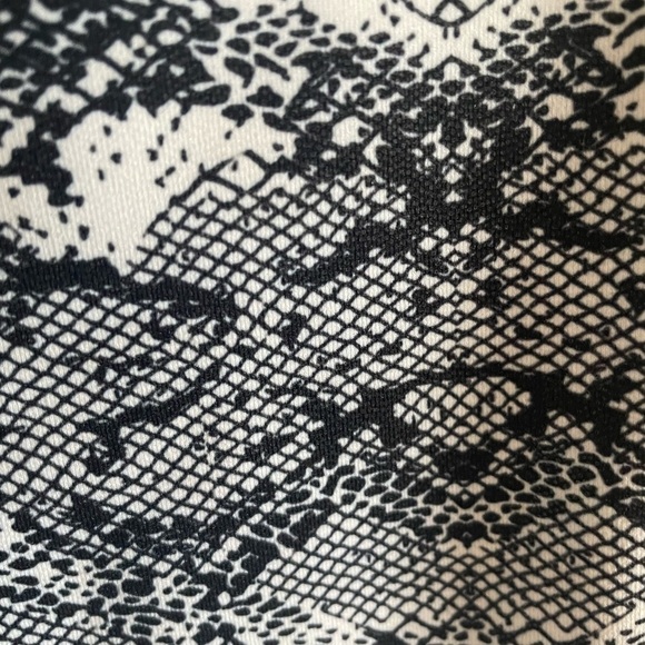 Zyia Active Cobra Metallic Pocket Light n Tight Hi-Rise Capri Size 6-8 - Picture 10 of 13